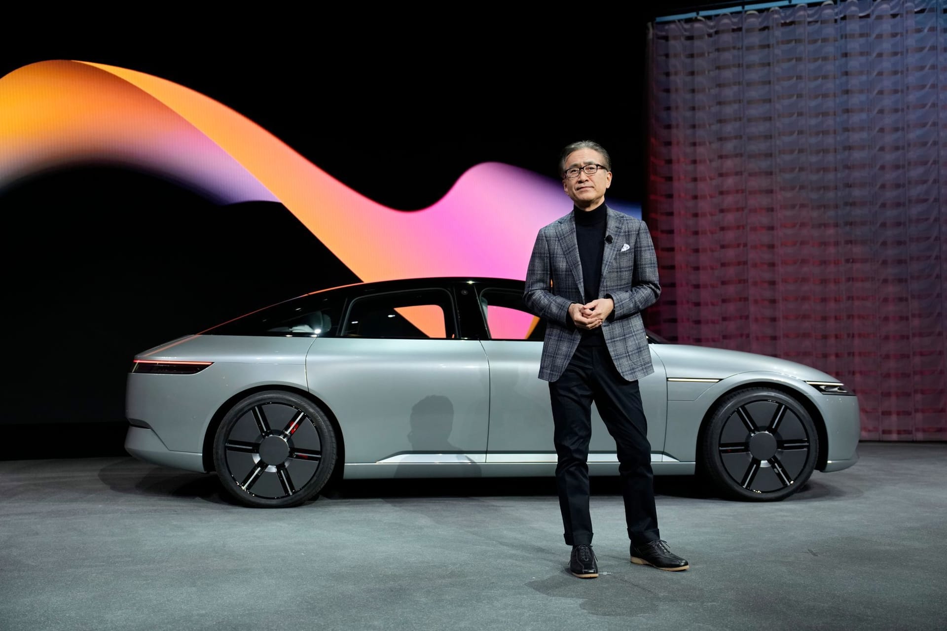 Let me entertain you: Sony-Chef Kenichiro Yoshida zeigt das erste Auto des Elektronik-Riesen.