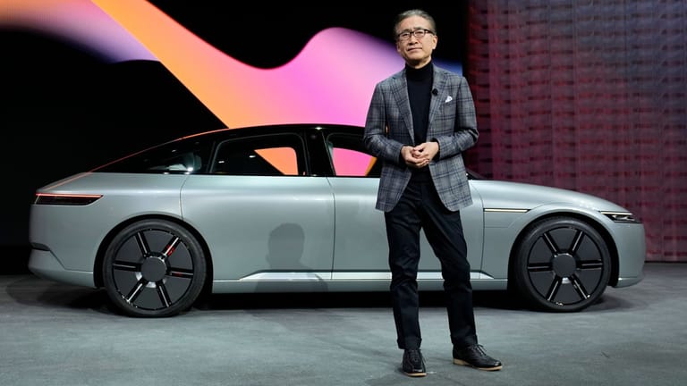 Let me entertain you: Sony-Chef Kenichiro Yoshida zeigt das erste Auto des Elektronik-Riesen.