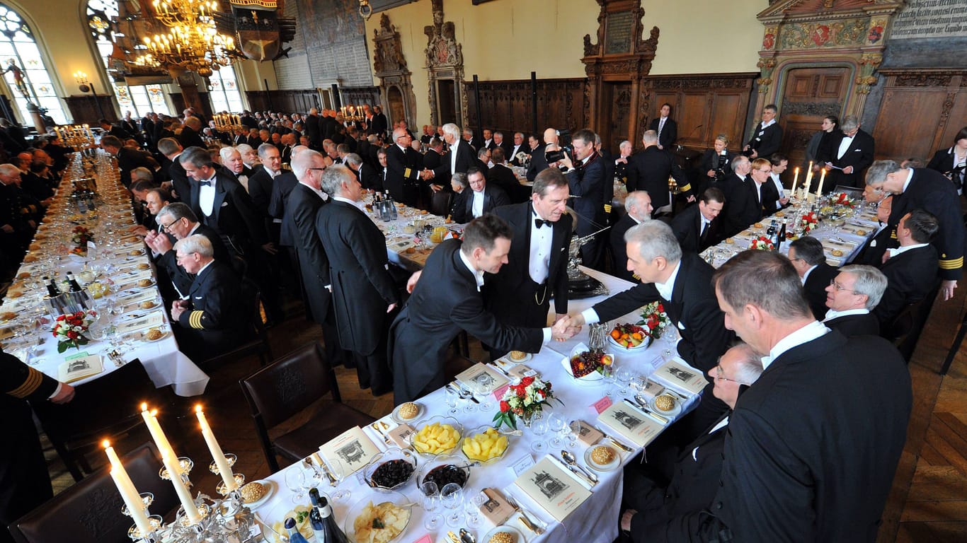 Das Bremer Schaffermahlzeit in der Oberen Rathaushalle (Archivfoto): Etwa 300 Teilnehmer zählt die Veranstaltung jedes Jahr.