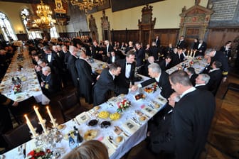 Das Bremer Schaffermahlzeit in der Oberen Rathaushalle (Archivfoto): Etwa 300 Teilnehmer zählt die Veranstaltung jedes Jahr.