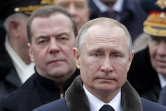 Wladimir Putin mit Dimitri Medwedew (hinten): Der Vorgänger des russischen Präsidenten fällt immer wieder durch markige Worte auf.