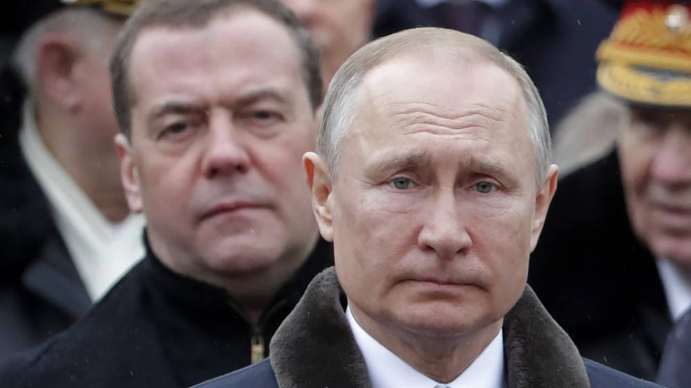 Wladimir Putin mit Dimitri Medwedew: Putins Umfeld lebt in Angst vor ihm, sagt Historiker Stéphane Courtois.