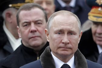 Wladimir Putin mit Dimitri Medwedew (hinten): Der Vorgänger des russischen Präsidenten fällt immer wieder durch markige Worte auf.