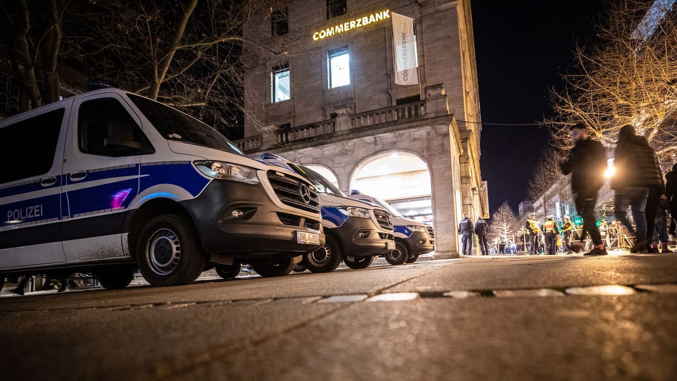 Einsatzwagen der Polizei stehen vor einem Gebäude: Nach den Ausschreitungen zu Silvester fordert die Polizeigewerkschaft Konsequenzen.