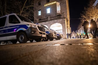 Einsatzwagen der Polizei stehen vor einem Gebäude: Nach den Ausschreitungen zu Silvester fordert die Polizeigewerkschaft Konsequenzen.