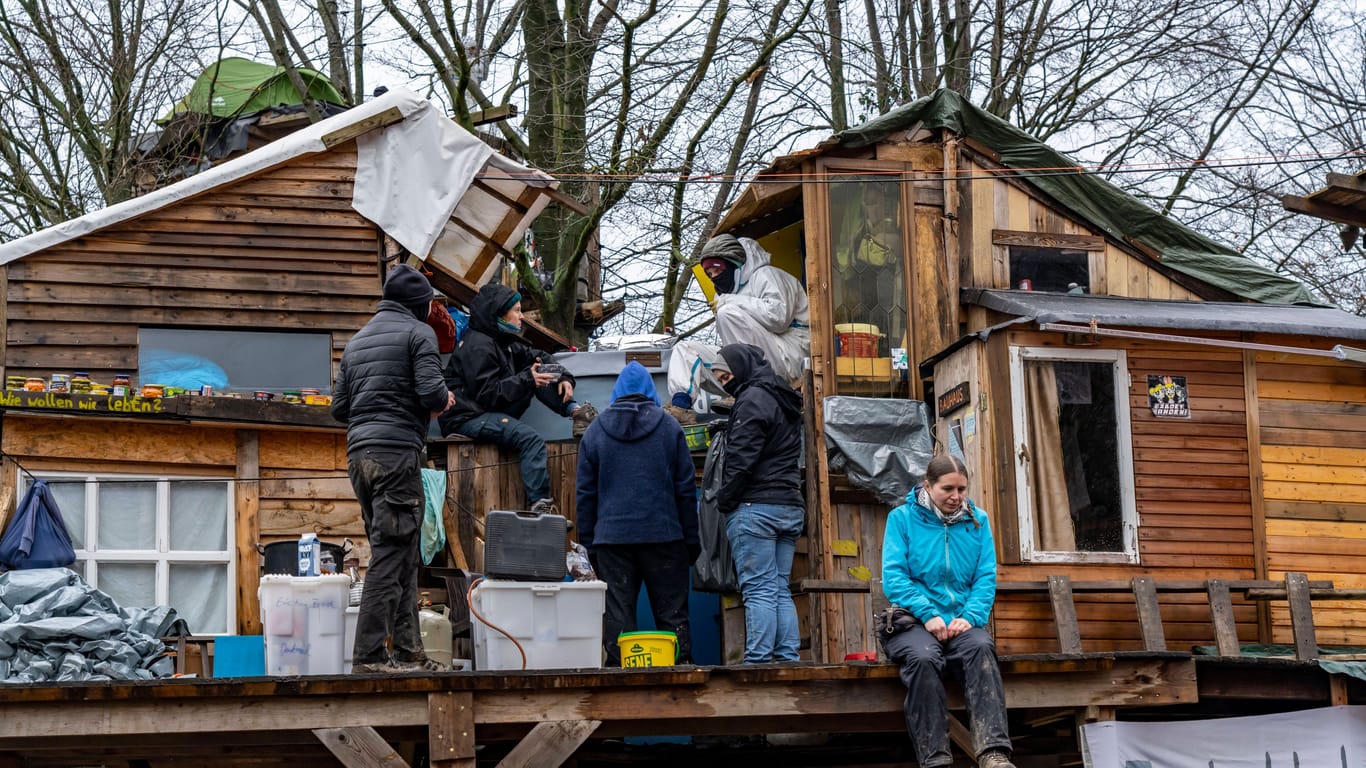 Camp von Klimaaktivisten am Braunkohle Tagebau Garzweiler: Hütte sollte zum Thema "Protest und Architektur" ausgestellt werden.