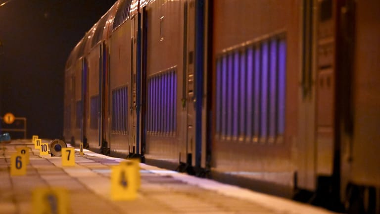 Markierungen der Spurensicherung sind auf einem Bahnsteig im Bahnhof Brokstedt: Nach dem Tod zweier Teenager soll der Landtag in Düsseldorf zusammenkommen.