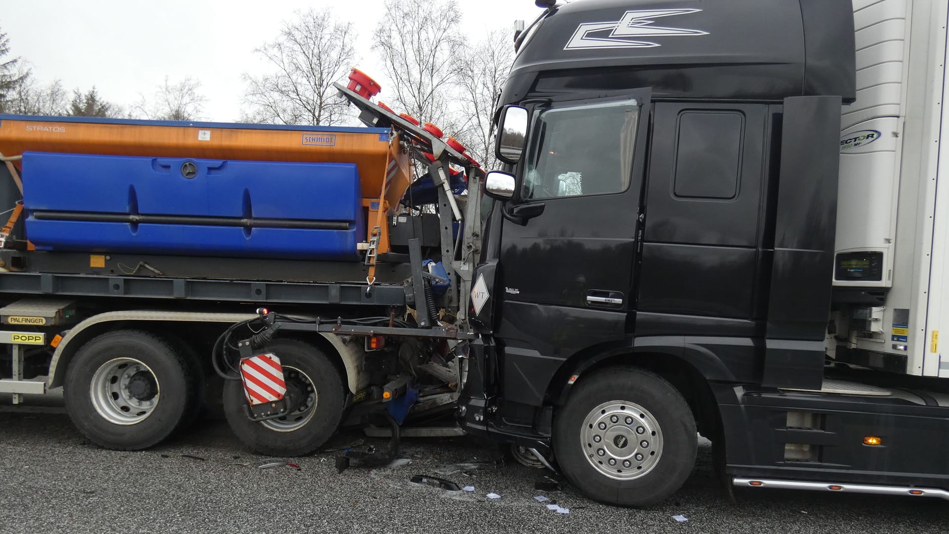 Unfallstelle: Der Fahrer sowie sein im Fahrzeug befindlicher Sohn kamen vorsorglich in eine Klinik. Unfallstelle: Der Fahrer sowie sein im Fahrzeug befindlicher Sohn kamen vorsorglich in eine Klinik.