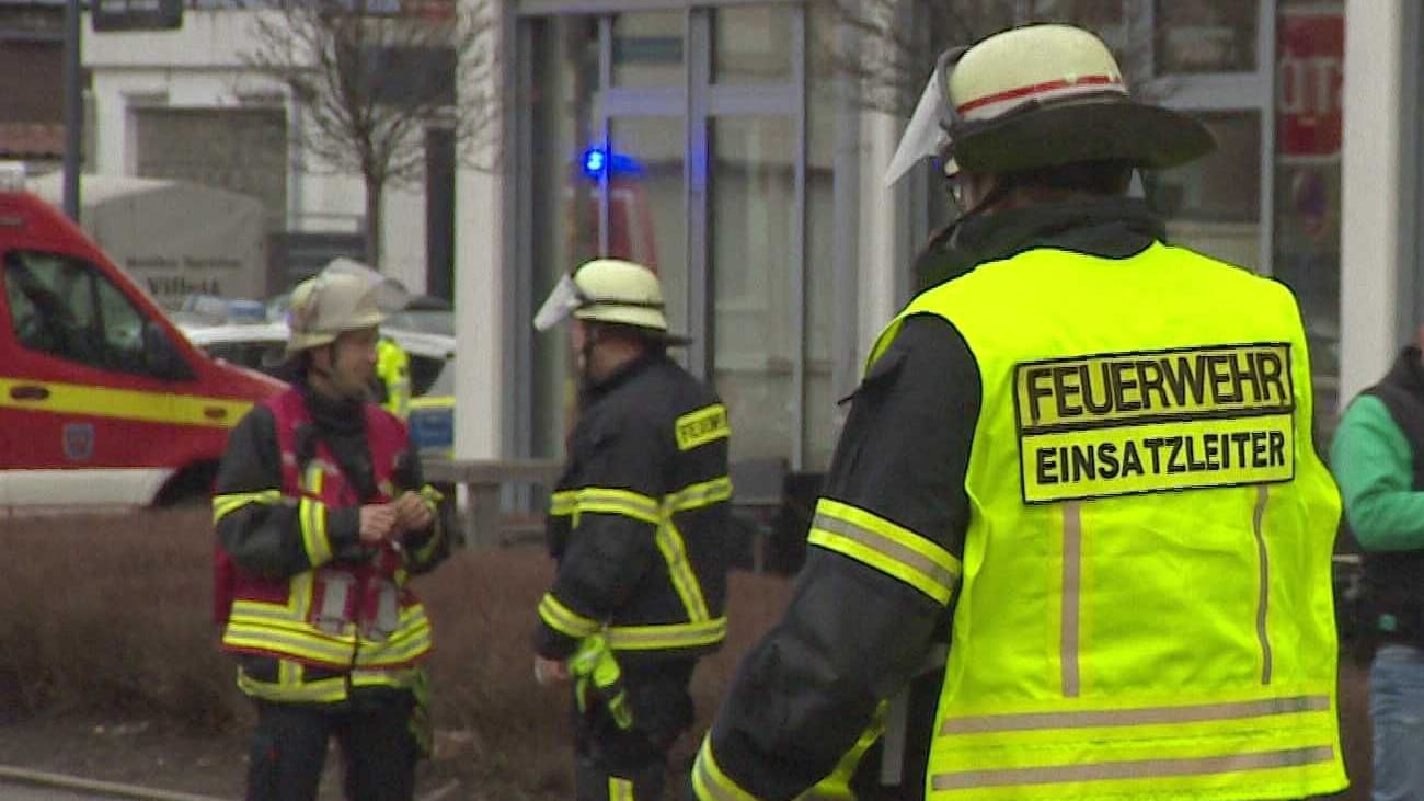 Helfer an der Unfallstelle: Mehrere Menschen wurden verletzt. Helfer an der Unfallstelle: Mehrere Menschen wurden verletzt.