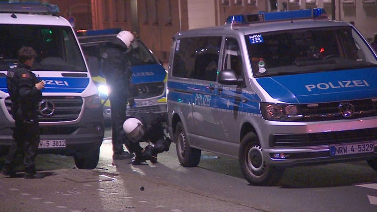 Mit Raketen beschossenes Polizeifahrzeug: An der Möllerbrücke ist es zu vereinzelten Ausschreitungen gekommen.