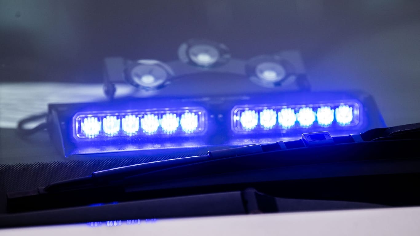 Blaulicht eines Einsatzfahrzeugs der Polizei (Symbolbild): Nach seinem Angriff auf eine junge Frau ist der Täter weiterhin nicht gefasst.