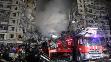 Los vehículos de rescate se paran frente a un edificio de apartamentos destruido en Dnipro.
