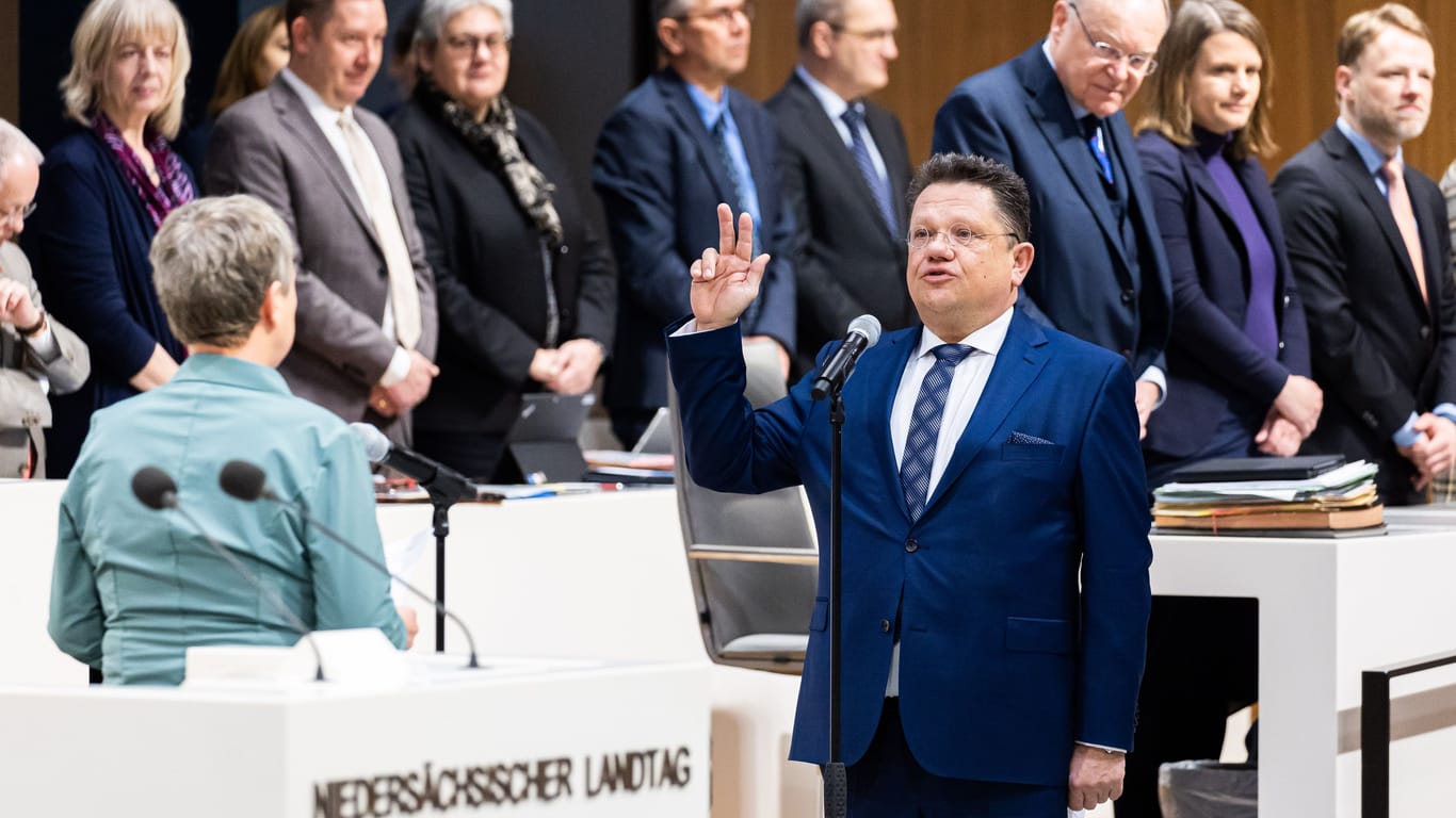 Andreas Philippi (SPD, vorne r), legt seinen Amtseid ab: Der frühere Bundestagsabgeordnete folgt auf Daniela Behrens.