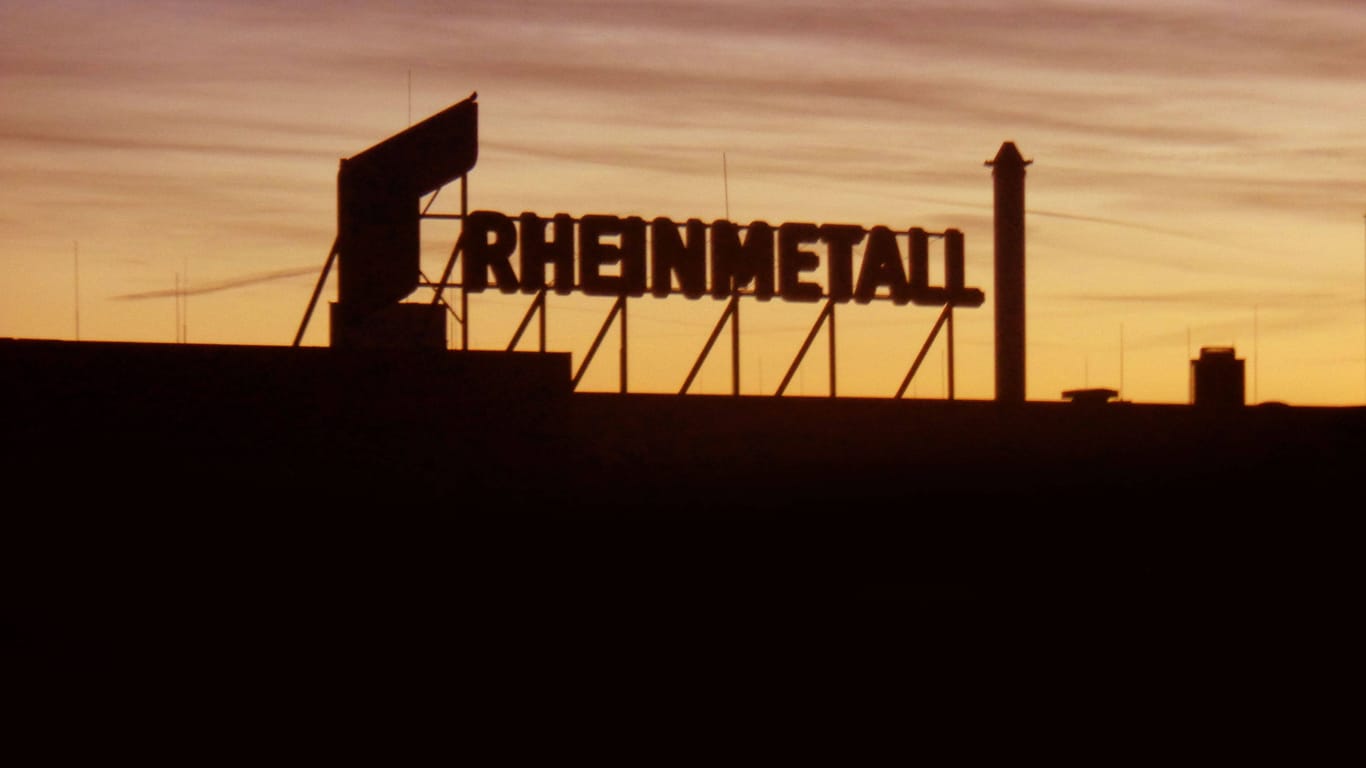 Blick auf das Firmenlogo von Rheinmetall im Hafen Neuss: Rheinmetall knüpfte dank eines Großauftrags an das starke Vorjahr an.