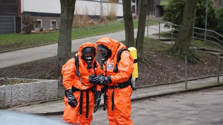 Spezialeinheit der Feuerwehr in Essen: Die Einsatzkräfte kontrollierten die Substanz.