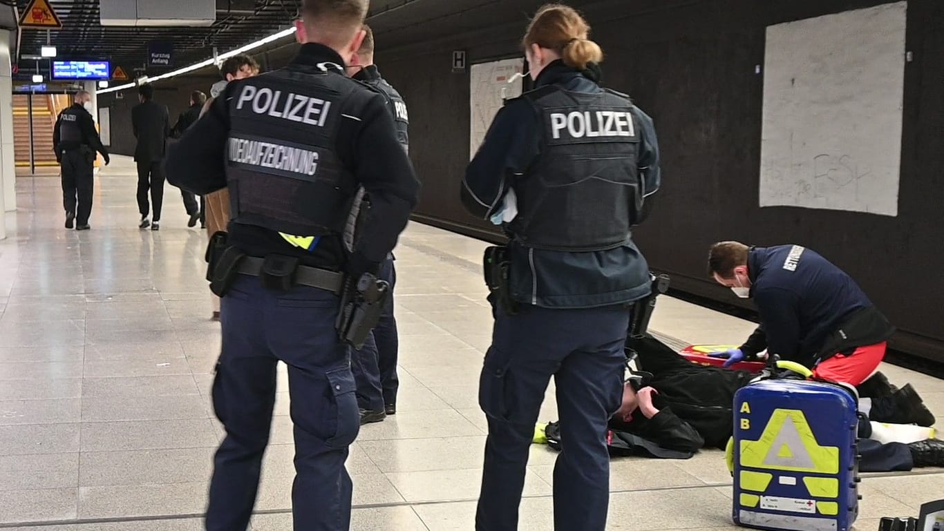 Einsatz am Bahnhof: Rechts im Bild wird der verletzte Bundespolizist behandelt, im Hintergrund der Verdächtige abgeführt.