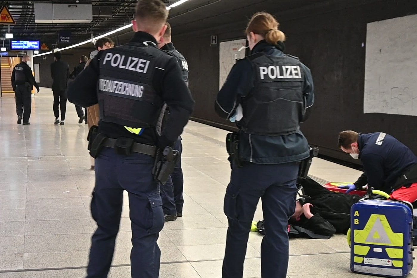 Einsatz am Bahnhof: Rechts im Bild wird der verletzte Bundespolizist behandelt, im Hintergrund der Verdächtige abgeführt.