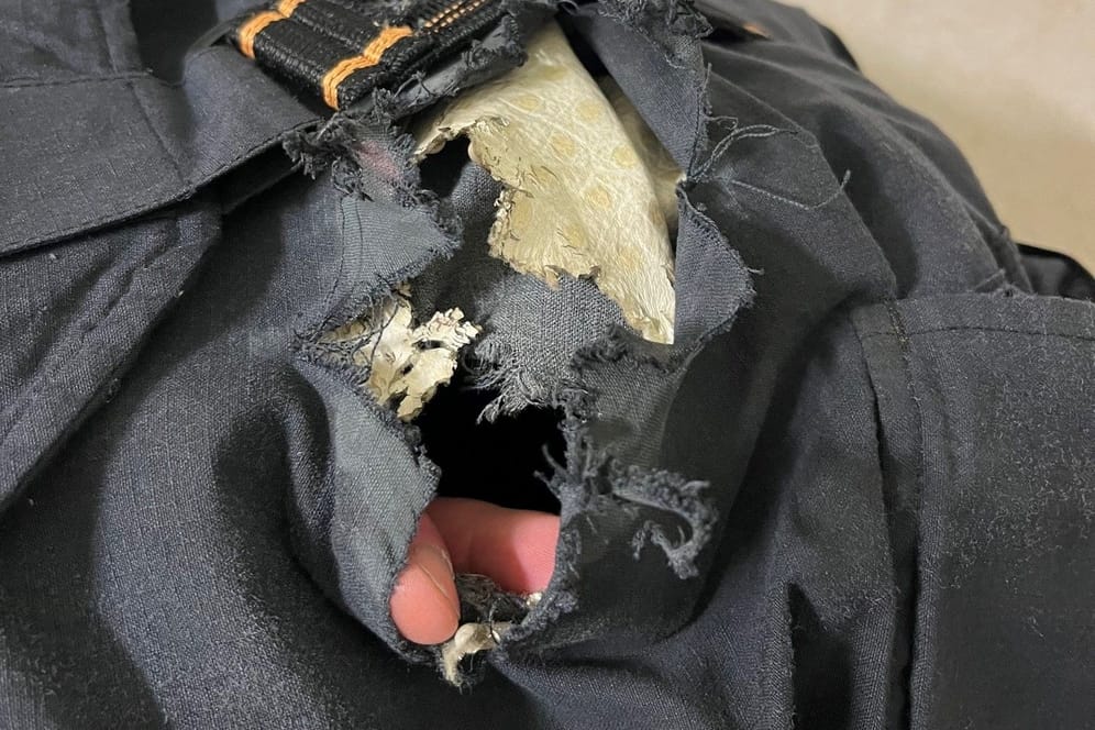 Ein Foto der Hose des Feuerwehrmanns: Der Böller hat die Brandschutzkleidung komplett durchlöchert.