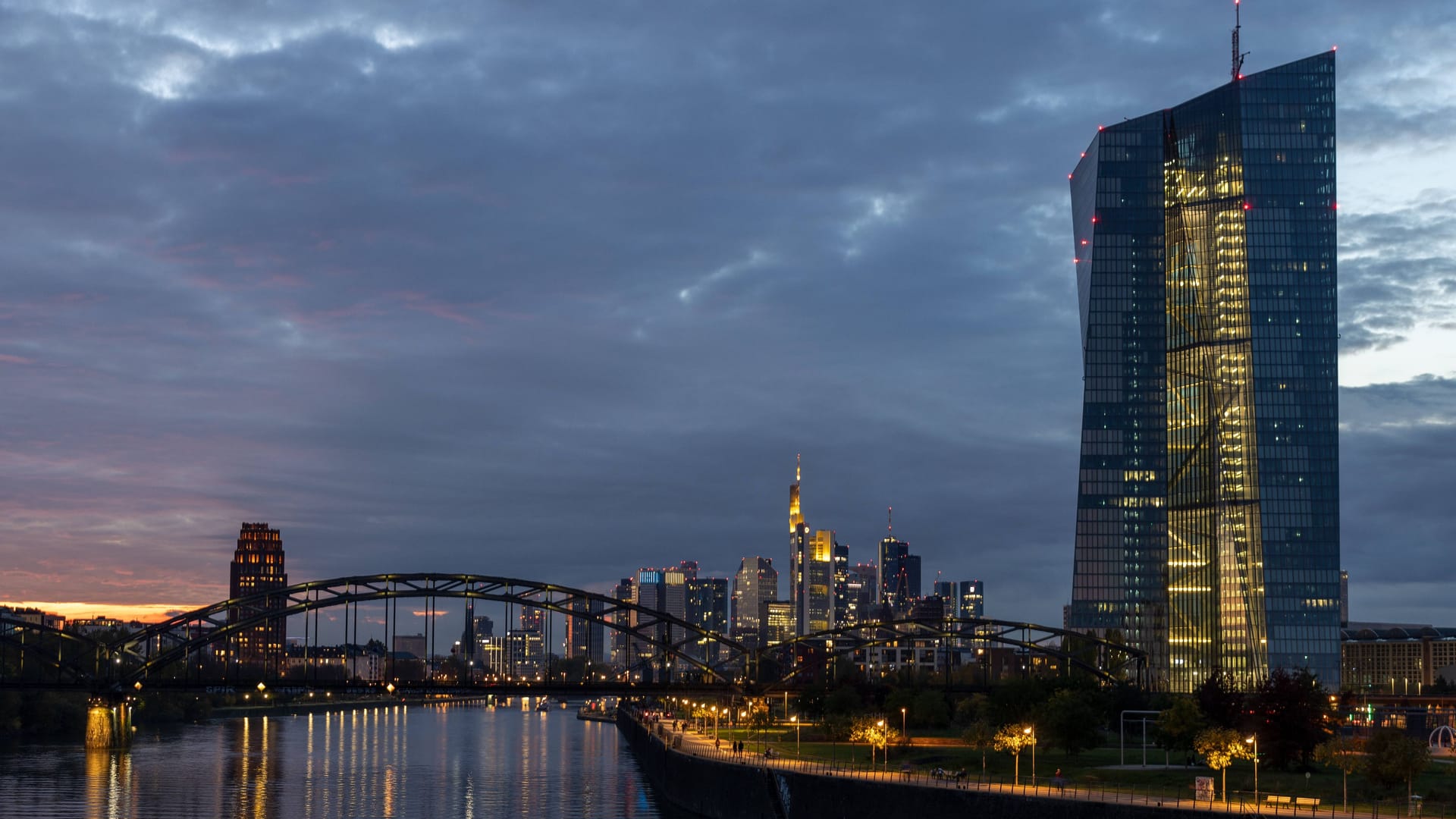 Blick auf den Skytower der Europäischen Zentralbank (EZB) in Frankfurt am Main: Gemäß einer Umfrage der EZB sind die Banken weniger bereit, Risiken in der Kreditvergabe einzugehen.