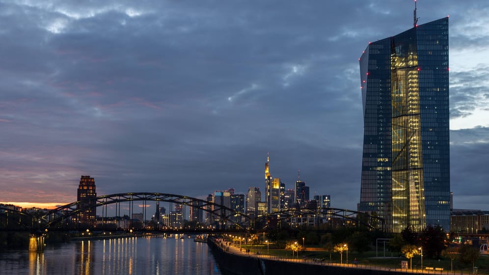 Blick auf den Skytower der Europäischen Zentralbank (EZB) in Frankfurt am Main: Gemäß einer Umfrage der EZB sind die Banken weniger bereit, Risiken in der Kreditvergabe einzugehen.
