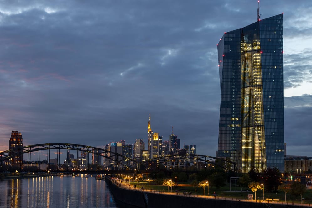 Blick auf den Skytower der Europäischen Zentralbank (EZB) in Frankfurt am Main: Gemäß einer Umfrage der EZB sind die Banken weniger bereit, Risiken in der Kreditvergabe einzugehen.