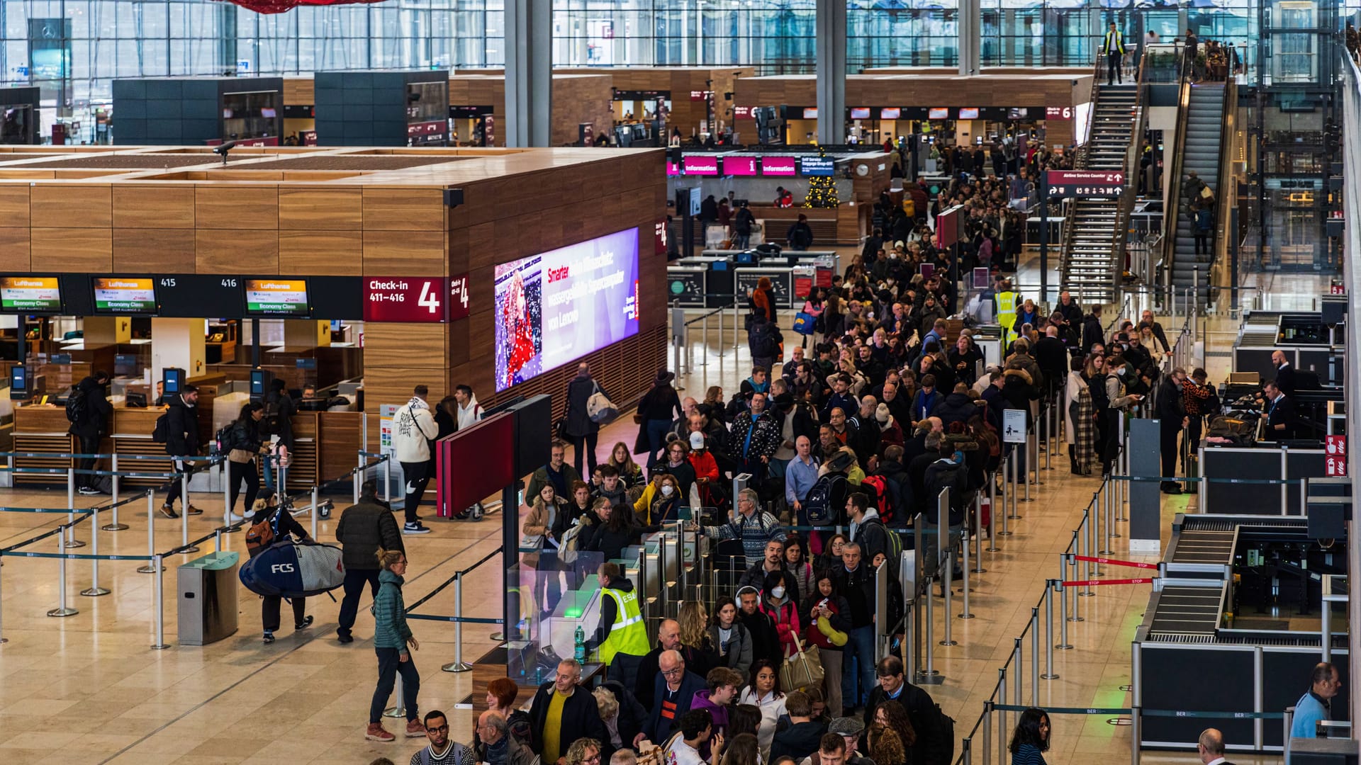 Fluggäste am Flughafen BER (Archivbild): Am Tag nach dem Streik rechnet man am BER mit vielen Passagieren. Fluggäste am Flughafen BER (Archivbild): Am Tag nach dem Streik rechnet man am BER mit vielen Passagieren.