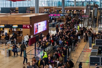 Fluggäste am Flughafen BER (Archivbild): Am Tag nach dem Streik rechnet man am BER mit vielen Passagieren.