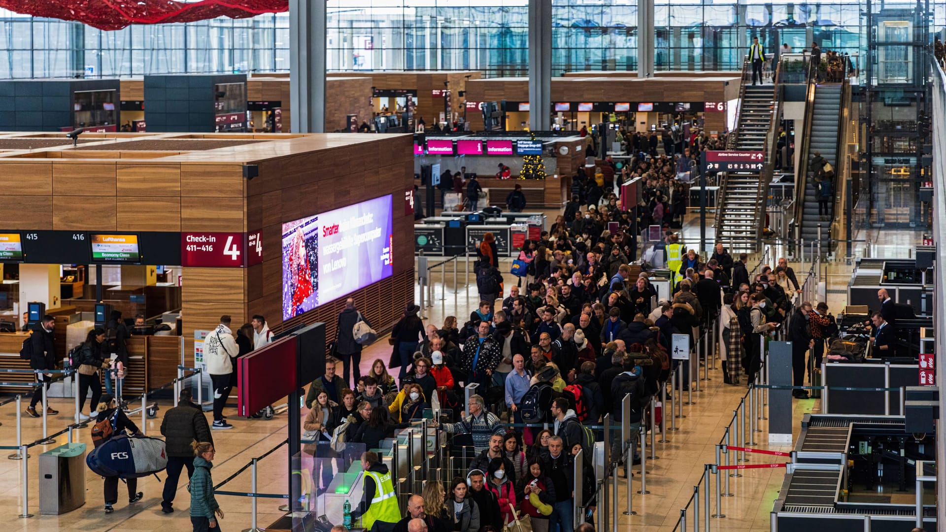 Fluggäste am Flughafen BER (Archivbild): Am Tag nach dem Streik rechnet man am BER mit vielen Passagieren.