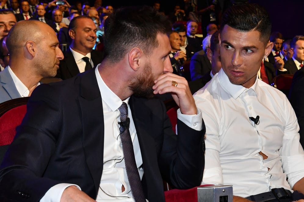 Lionel Messi (l.) und Cristiano Ronaldo (Archivbild): Die beiden werden sich noch einmal auf dem Fußballplatz begegnen.