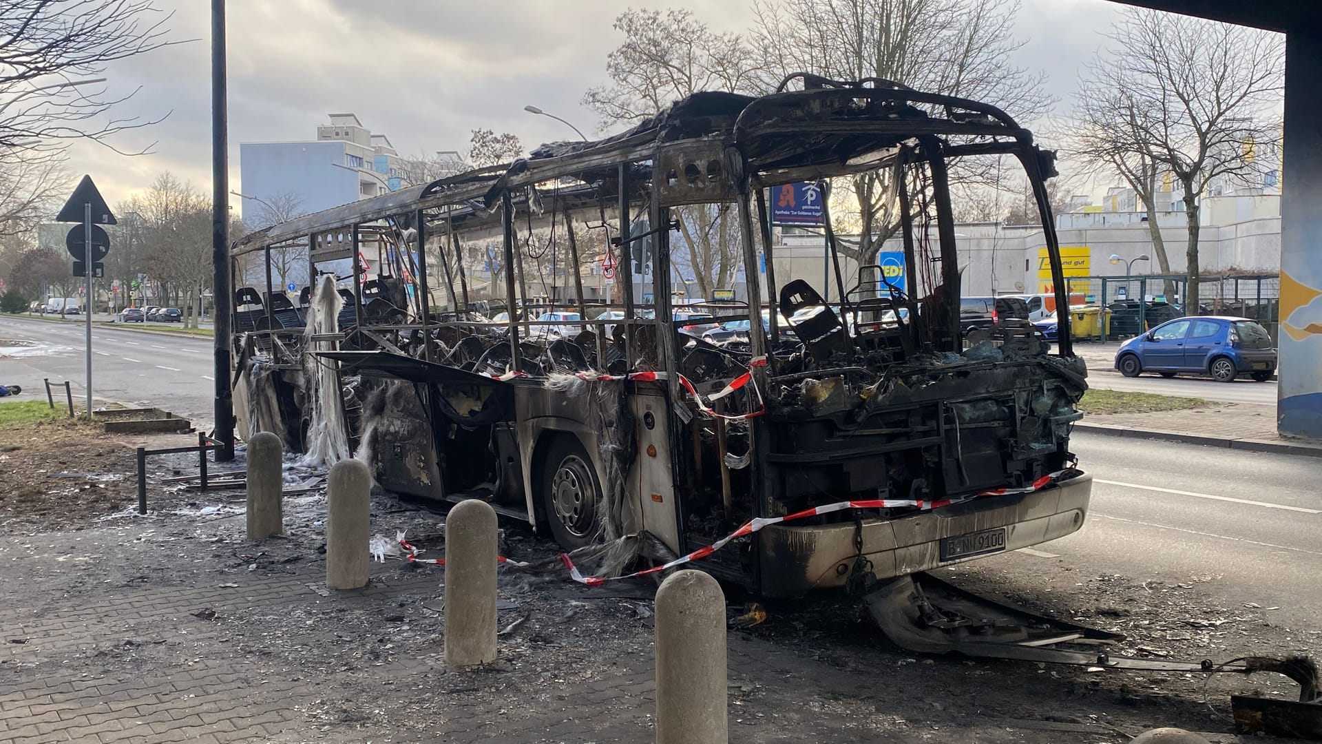 Buswrack in der Sonnenallee: Die Anwohner hier sind schockiert von der Eskalation.