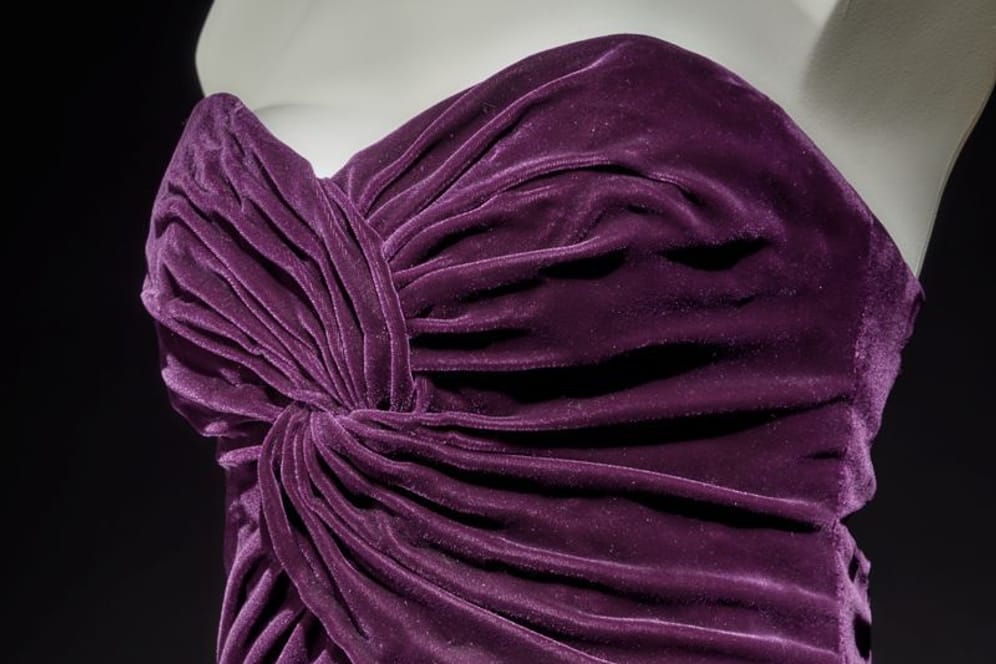Das vom Auktionshaus Sotheby's zur Verfügung gestellte Foto zeigt ein Kleid der 1997 bei einem Autounfall ums Leben gekommenen Prinzessin Diana.