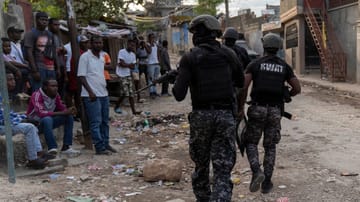 Polizisten suchen Gang-Mitglieder in einem Viertel von Port-au-Prince: Bewaffnete Gruppen kontrollieren mittlerweile große Teile der Hauptstadt.
