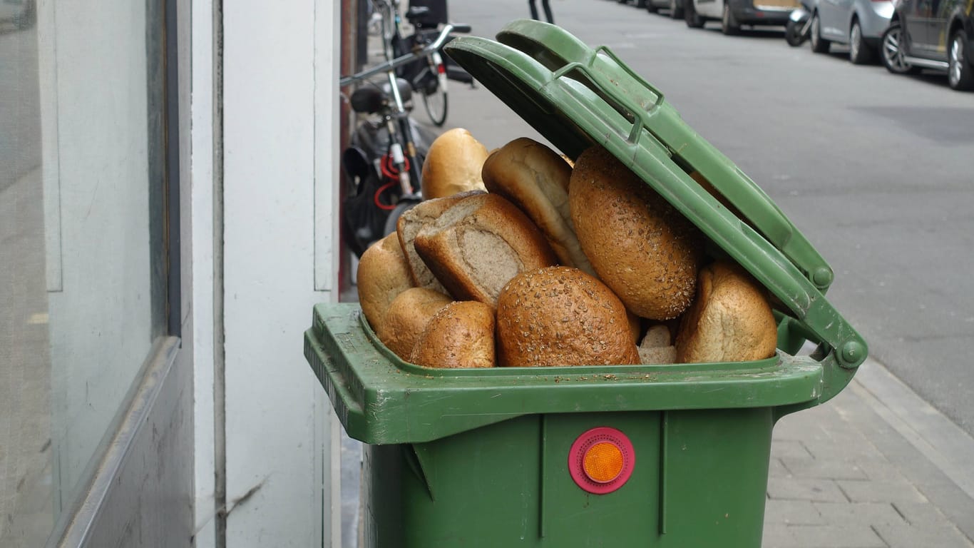 Altes Brot in einer Mülltonne: Die Lebensmittelverschwendung in Deutschland ist enorm.