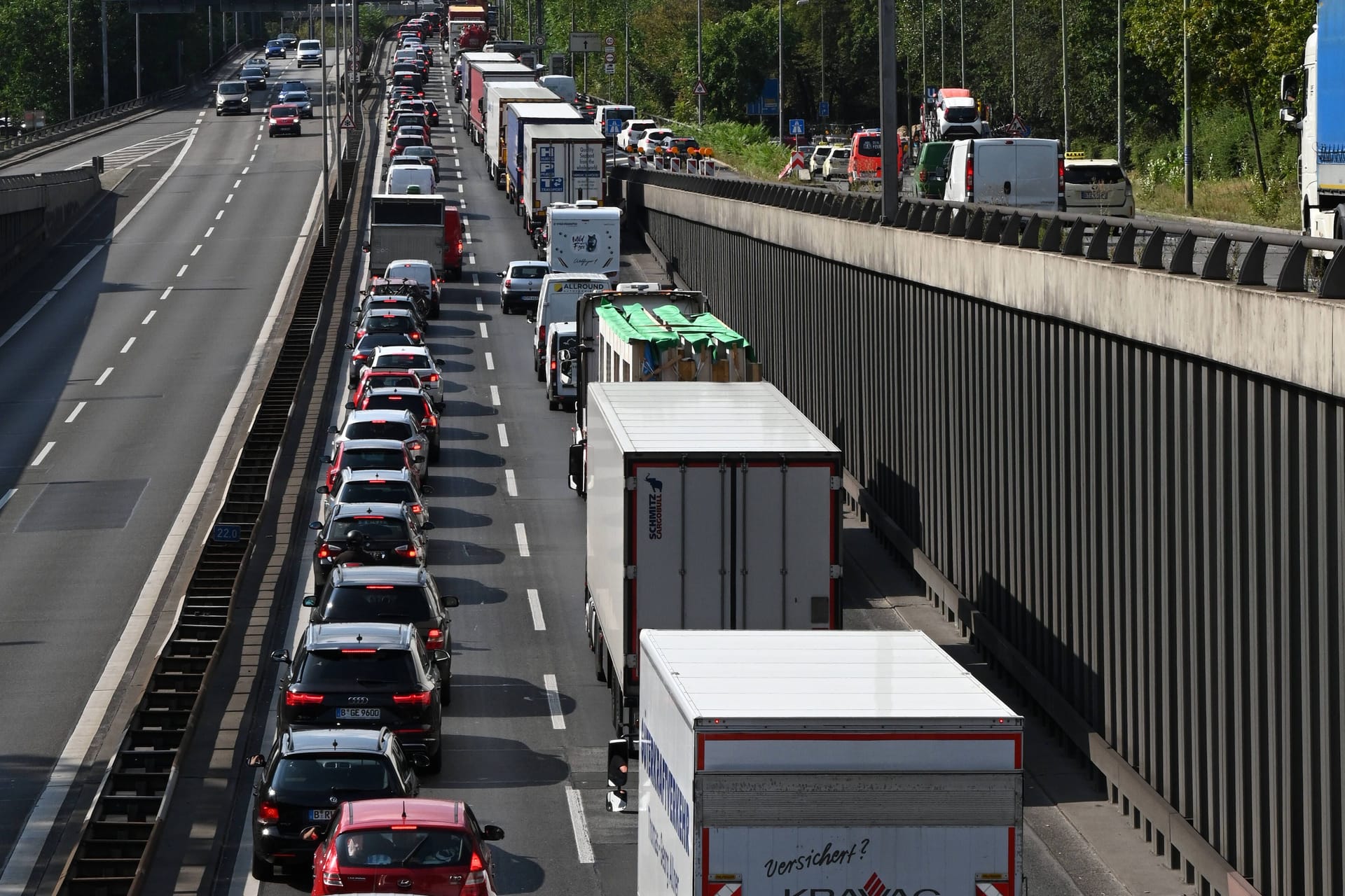 Stau in Berlin (Archivbild): Wie viel Schaden der Brand angerichtet hat, ist bislang unklar.