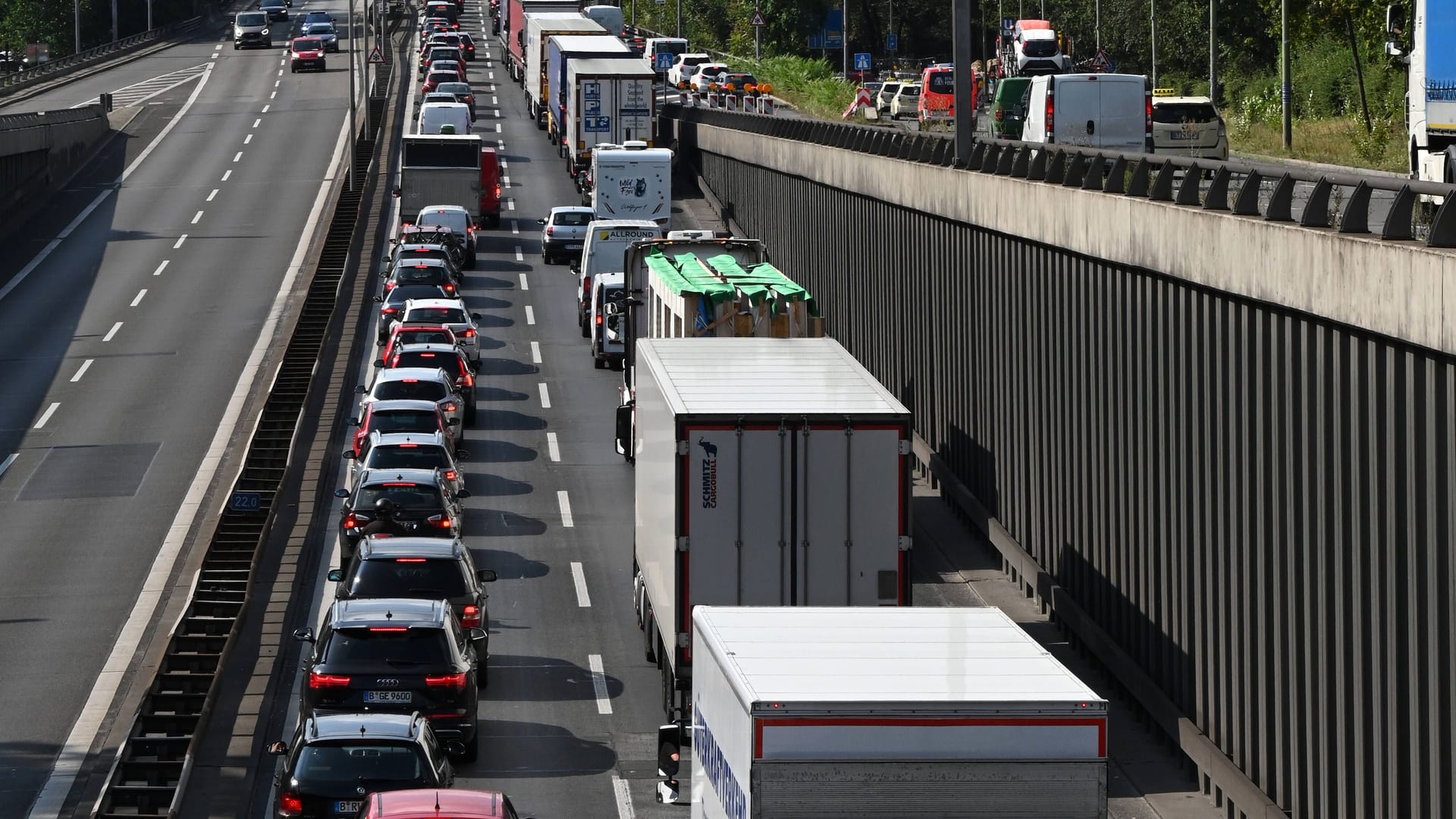 Stau in Berlin (Archivbild): Wie viel Schaden der Brand angerichtet hat, ist bislang unklar.