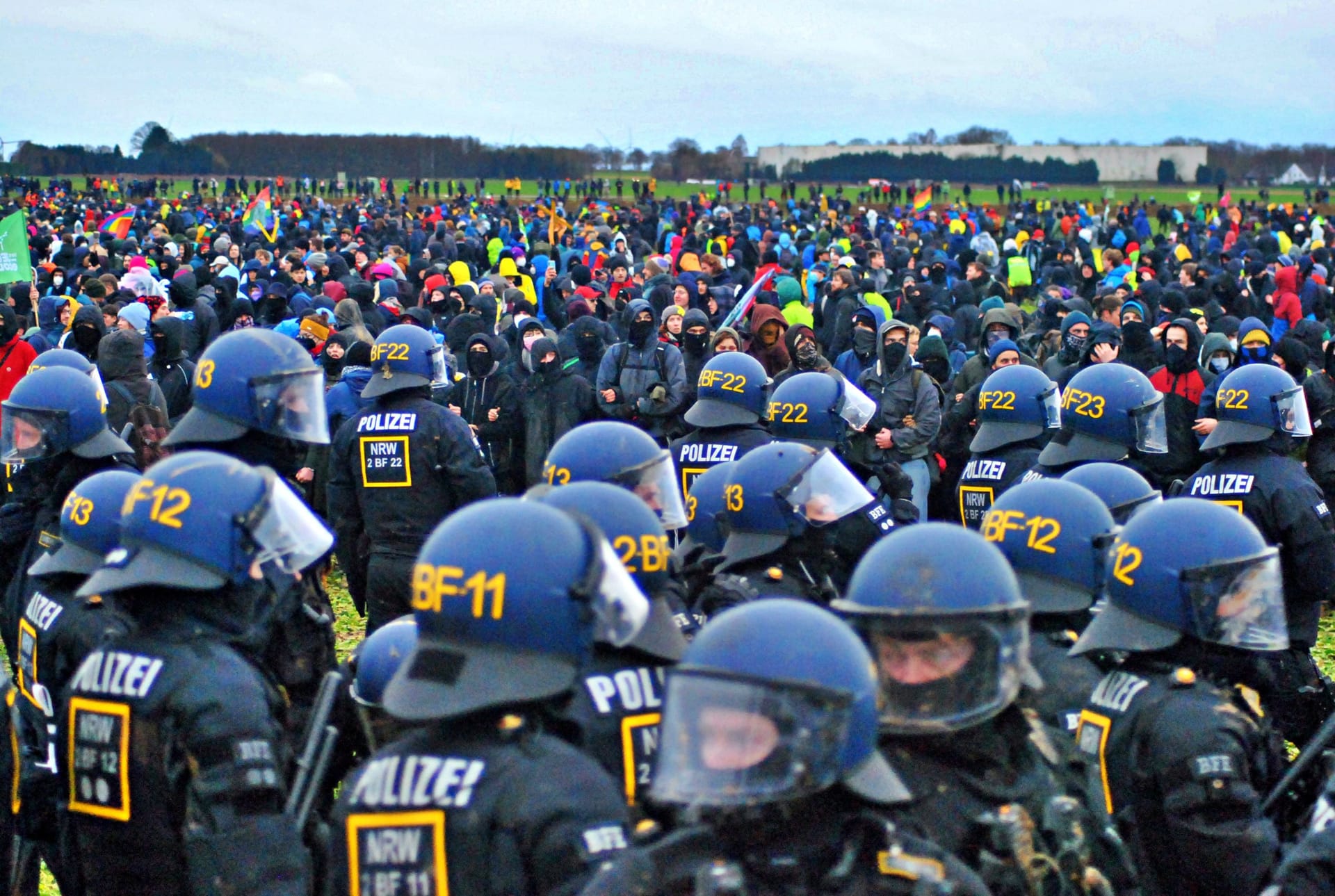 Aktivisten und Polizisten: Ein Meer aus Farben und Helmen.