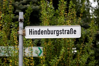 Ein Straßenschild der Hindenburgstraße (Archivbild): In Hannover wird die Straße in Zukunft Loebensteinstraße heißen.