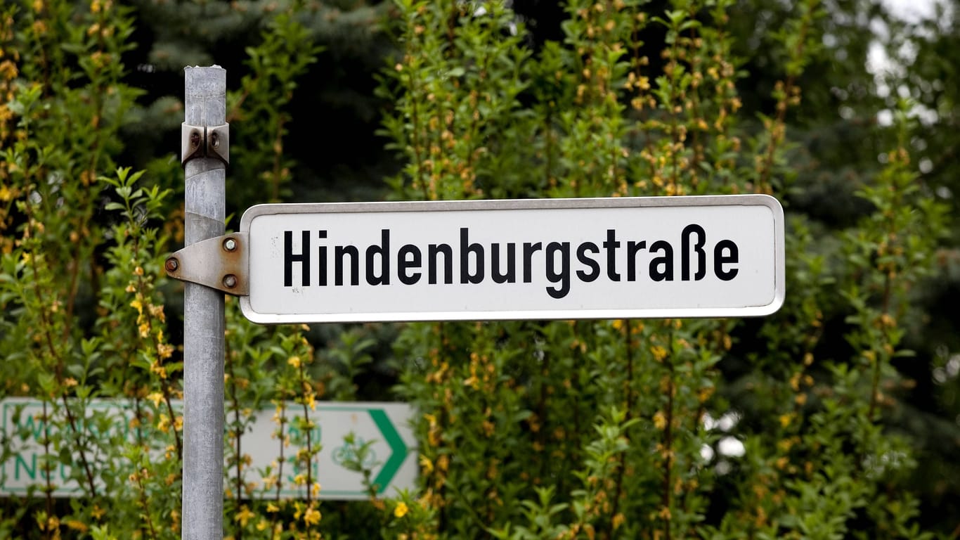 Ein Straßenschild der Hindenburgstraße (Archivbild): In Hannover wird die Straße in Zukunft Loebensteinstraße heißen.