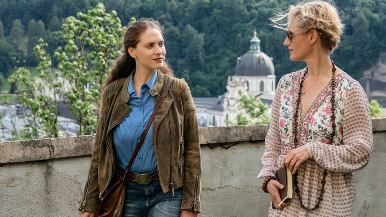 "Die Toten von Salzburg": Bezirsinspektorin Irene Russmeyer (Fanny Krausz) und Sabine Waibel (Paula Opitz) unterhalten sich bei einem Spaziergang durch das Kapuzinerkloster.