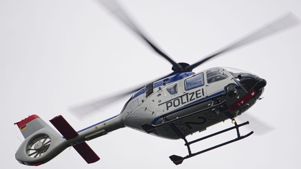 Ein Polizeihubschrauber (Archiv): In Siegen wird ein mutmaßlicher Täter mit einem Hubschrauber und Spürhunden gesucht.