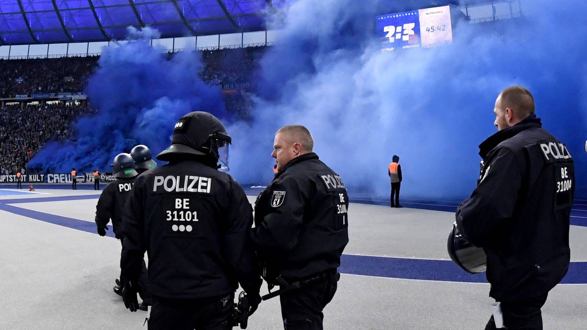 Polizeikräfte während einer Pyro-Aktion der Hertha-Kurve im Heimspiel gegen den FC Bayern im November 2022: Der Klub wurde vom DFB für das Fehlverhalten seiner Fans mit einer Geldstrafe in Höhe von 33.000 Euro belegt. Polizeikräfte während einer Pyro-Aktion der Hertha-Kurve im Heimspiel gegen den FC Bayern im November 2022: Der Klub wurde vom DFB für das Fehlverhalten seiner Fans mit einer Geldstrafe in Höhe von 33.000 Euro belegt.
