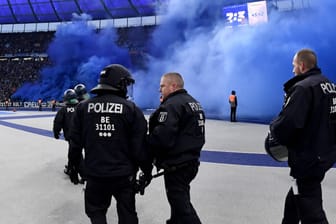 Polizeikräfte während einer Pyro-Aktion der Hertha-Kurve im Heimspiel gegen den FC Bayern im November 2022: Der Klub wurde vom DFB für das Fehlverhalten seiner Fans mit einer Geldstrafe in Höhe von 33.000 Euro belegt.