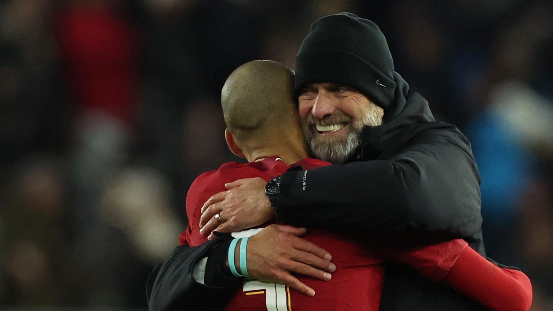 Jürgen Klopp feiert mit Fabinho: Liverpool hat im zweiten Anlauf die nächste Runde des FA Cups erreicht.