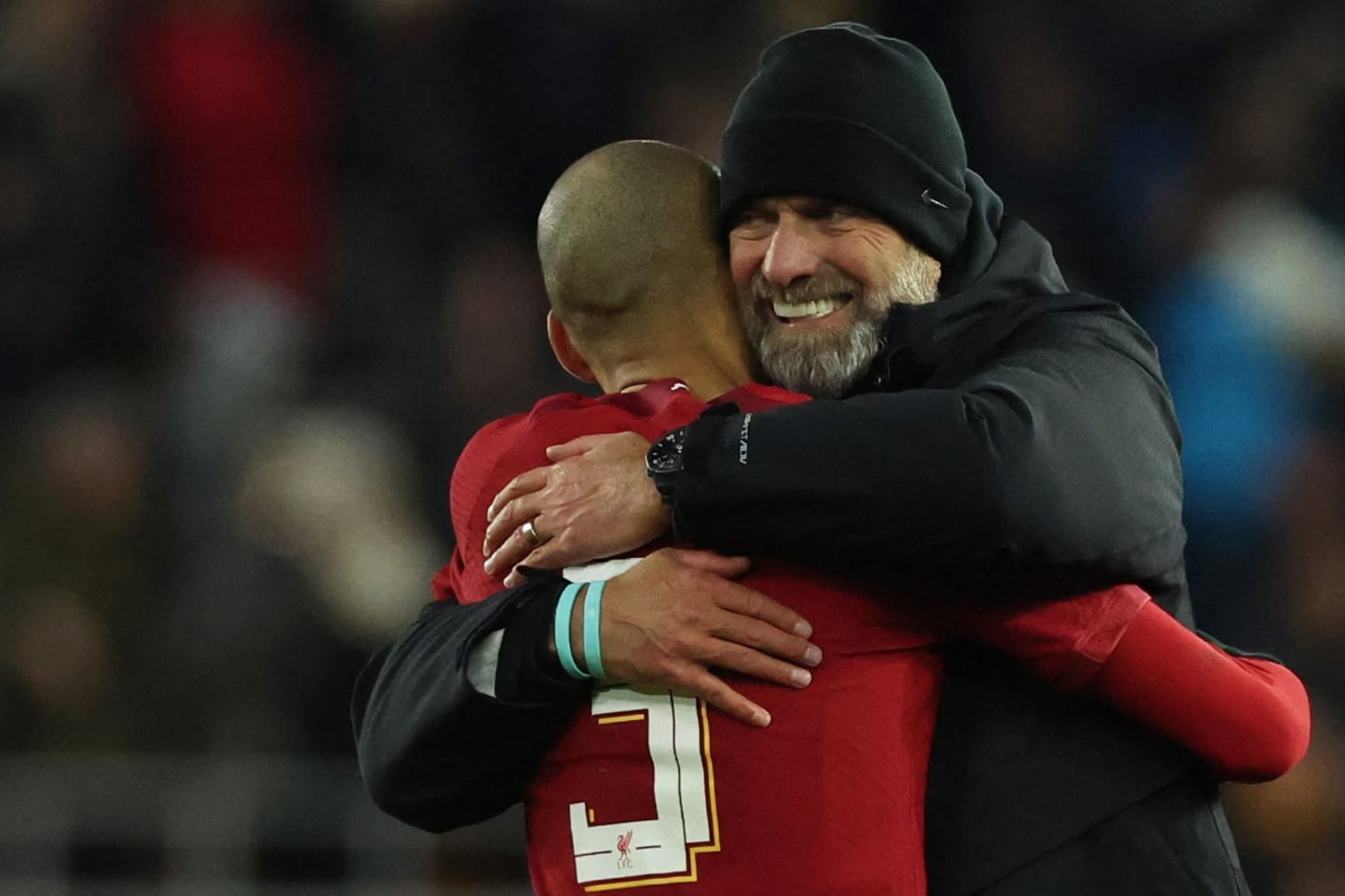 Jürgen Klopp feiert mit Fabinho: Liverpool hat im zweiten Anlauf die nächste Runde des FA Cups erreicht.