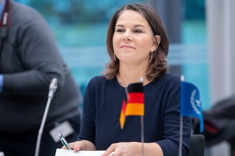 Annalena Baerbock sitzt bei einer Reise nach Den Haag in einem Raum im Internationalen Strafgerichtshof (IstGH). Die Ministerin trifft dort unter anderem den Präsidenten des Internationalen Strafgerichtshofs und Ministerpräsident Rutte.