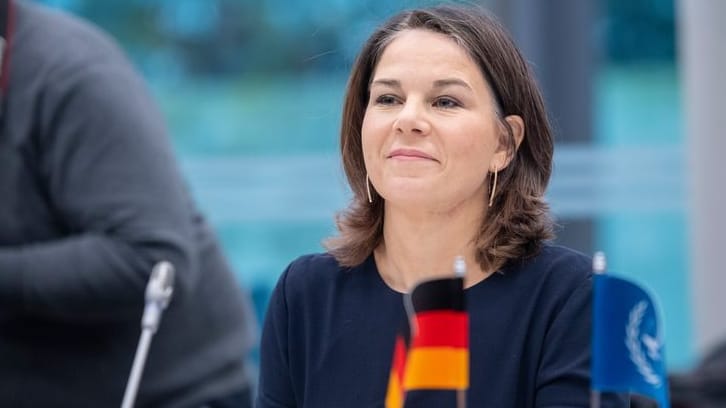 Annalena Baerbock sitzt bei einer Reise nach Den Haag in einem Raum im Internationalen Strafgerichtshof (IstGH). Die Ministerin trifft dort unter anderem den Präsidenten des Internationalen Strafgerichtshofs und Ministerpräsident Rutte.