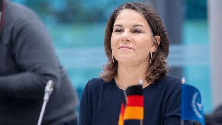 Annalena Baerbock sitzt bei einer Reise nach Den Haag in einem Raum im Internationalen Strafgerichtshof (IstGH). Die Ministerin trifft dort unter anderem den Präsidenten des Internationalen Strafgerichtshofs und Ministerpräsident Rutte.