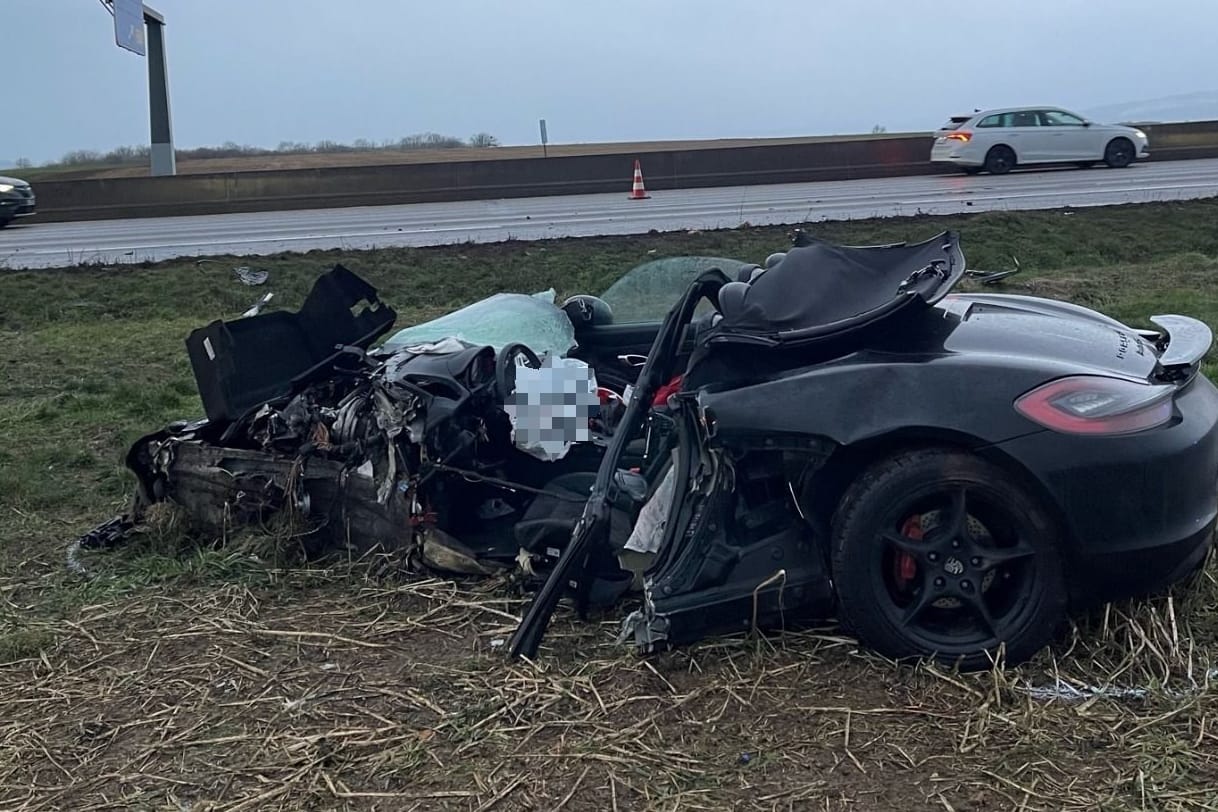 Der Porsche wurde in ein Feld geschleudert: Mit einem Rettungshubschrauber wurde die Fahrerin in die Klinik geflogen.