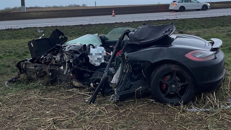 Der Porsche wurde in ein Feld geschleudert: Mit einem Rettungshubschrauber wurde die Fahrerin in die Klinik geflogen.