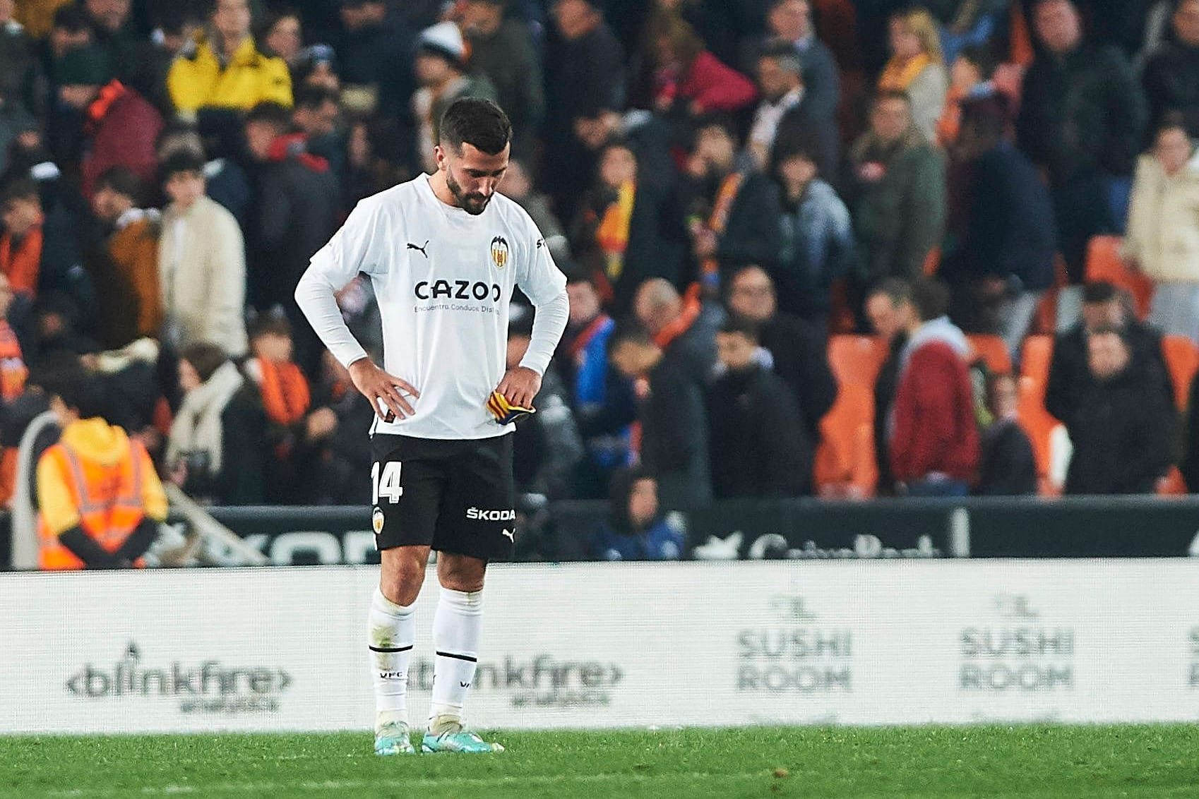 José Luis Gayá: Der Verteidiger des FC Valencia schaut zu Boden.